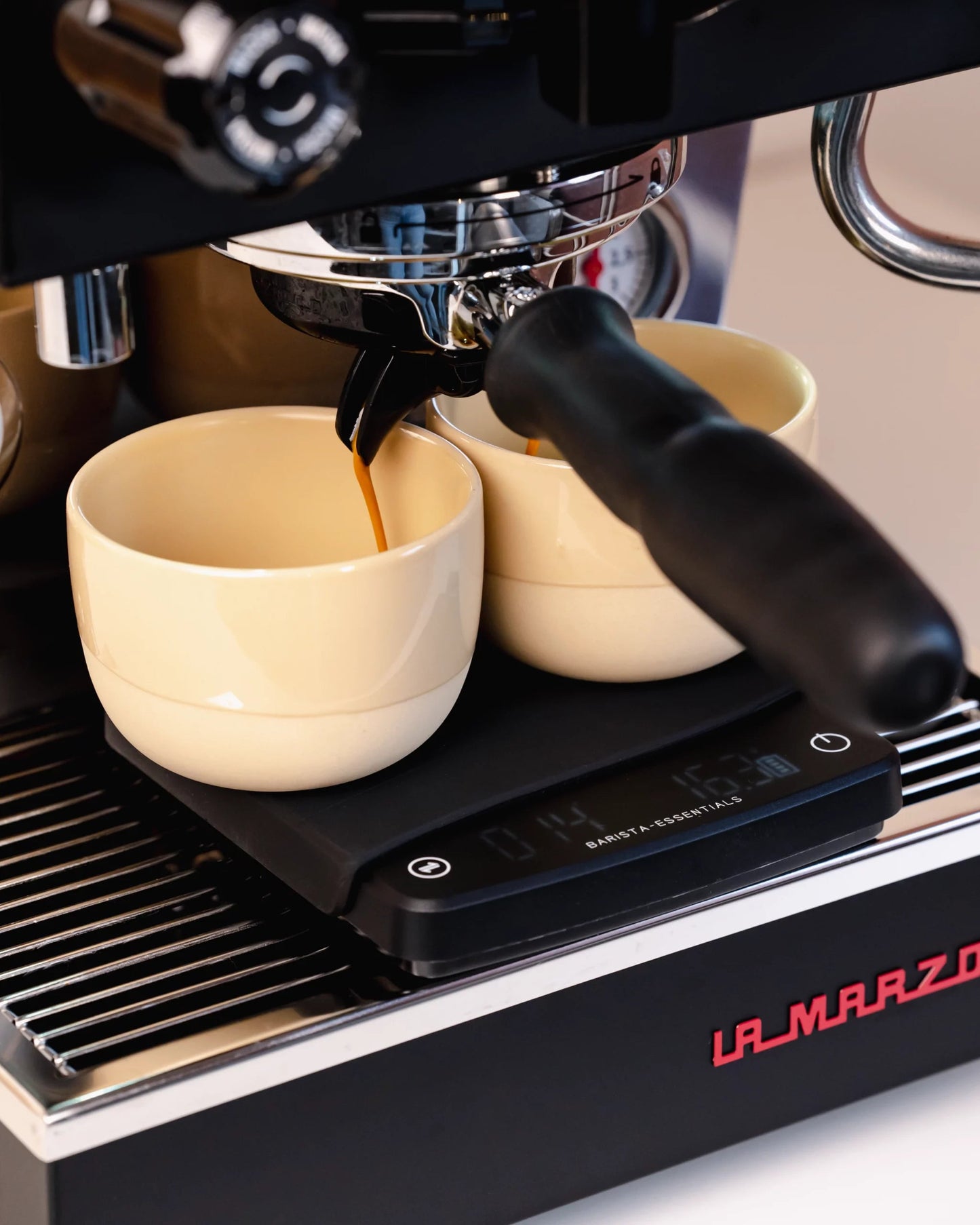 Barista koffie weegschaal met timer van Barista-Essentials op la marzocco met cappuccino kopjes