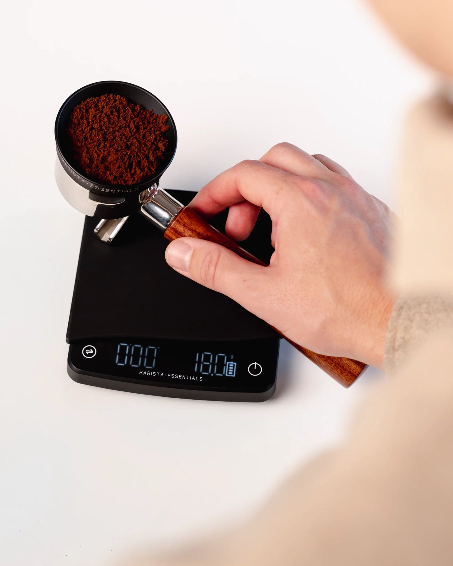 Koffie weegschaal met automatische timer van Barista-Essentials met portafilter