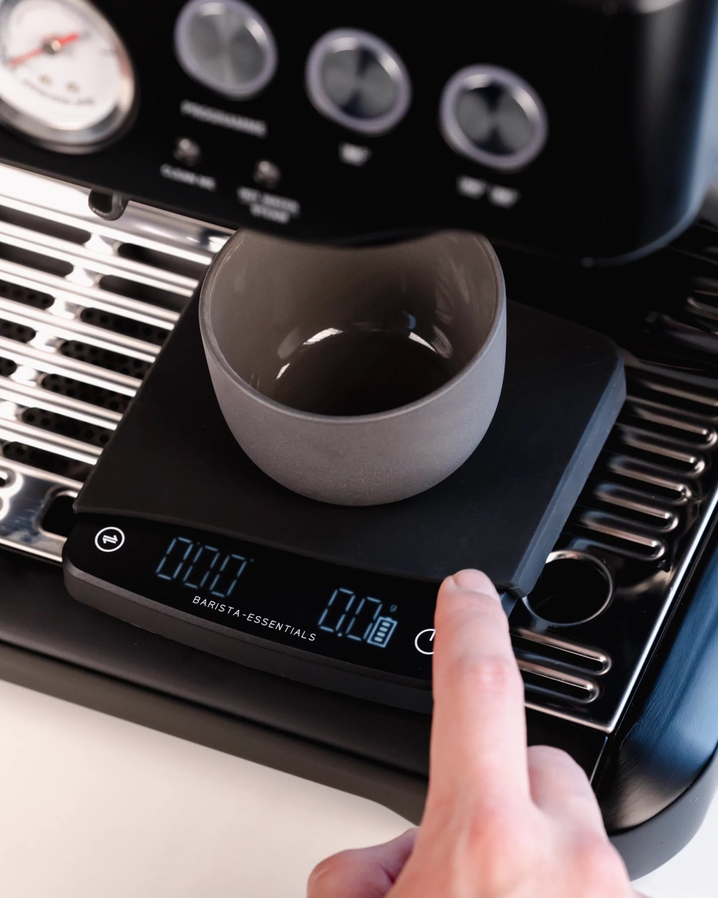 Koffie weegschaal met automatische timer van Barista-Essentials op Sage Barista Express