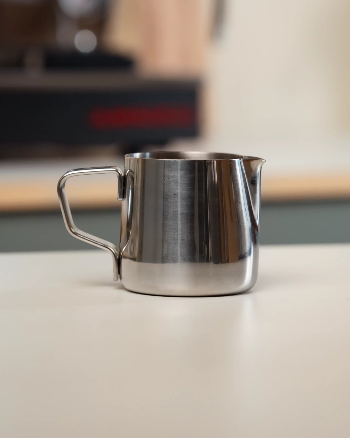 RVS espresso kannetje in een koffiehoek