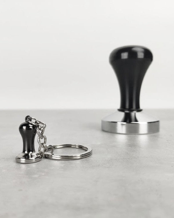 Barista koffie sleutelhanger in de vorm van een tamper