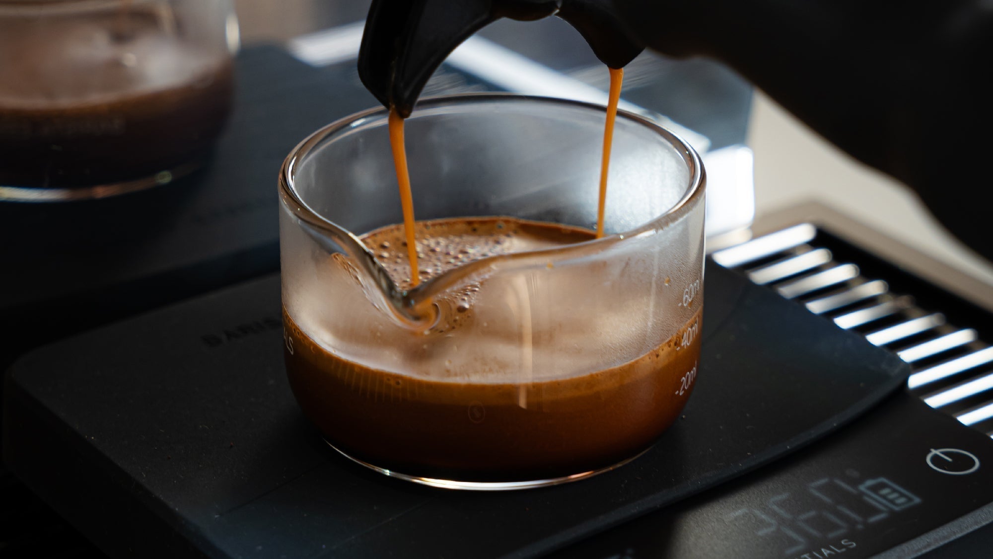 Wat is koffie crema? Zo maak je de perfecte cremalaag