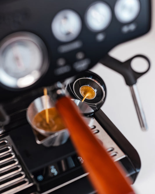 Naked portafilter met convex filterbakje 54mm in een Sage Barista Express