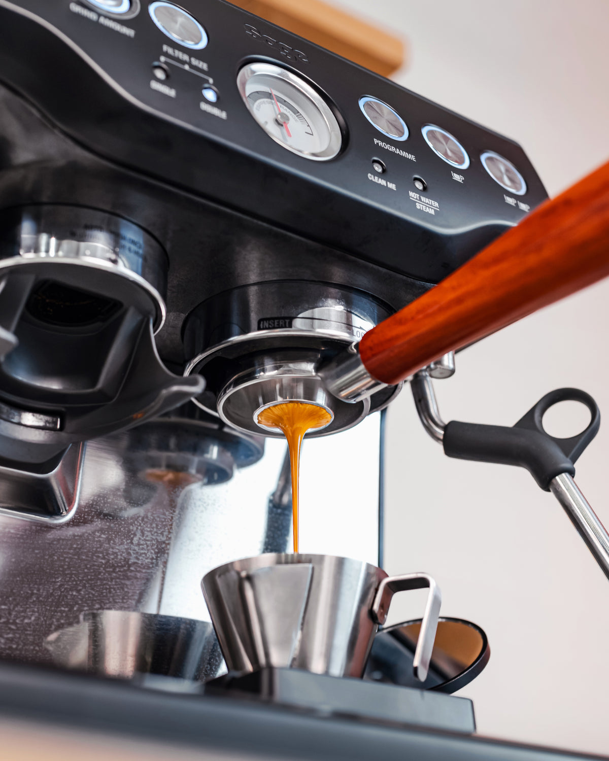 Espresso loopt uit een naked portafilter met convex filterbakje 54mm op een Sage Barista Express