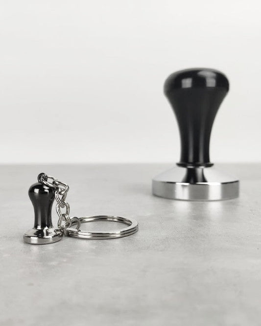 Barista koffie sleutelhanger in de vorm van een tamper