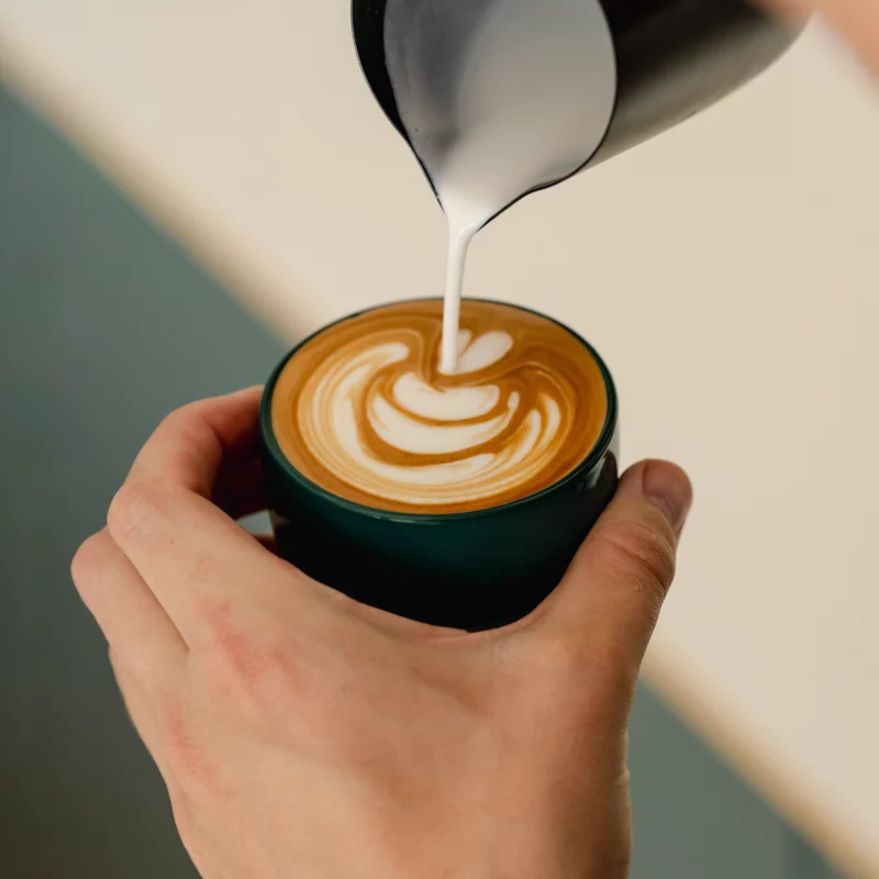 Latte art gift set for home baristas from Barista Essentials. The set contains freshly roasted coffee beans, a cappuccino cup and a milk jug