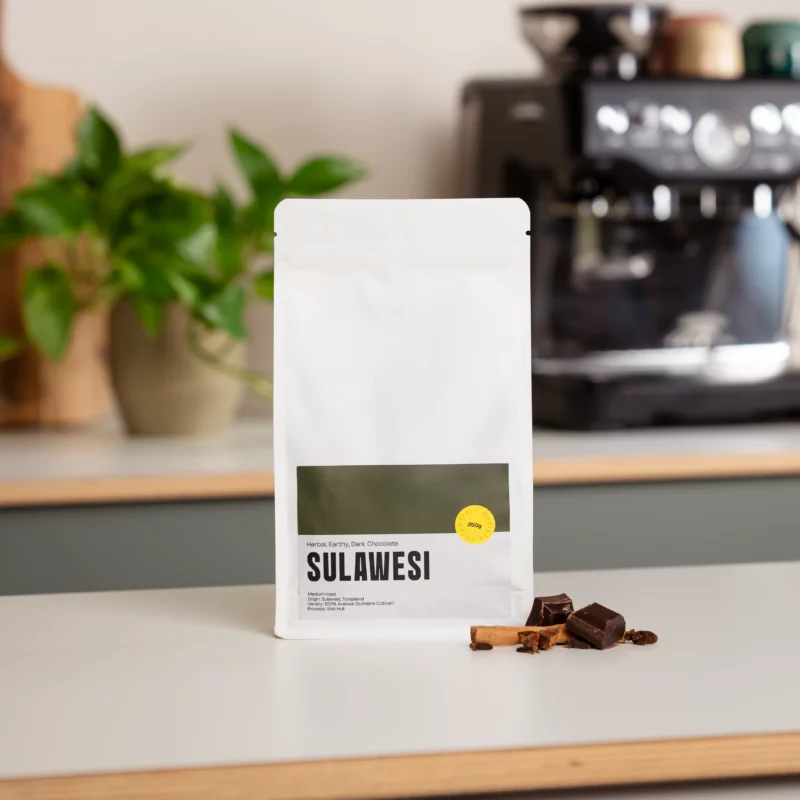 Latte art gift set for home baristas from Barista Essentials. The set contains freshly roasted coffee beans, a cappuccino cup and a milk jug