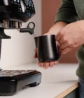 Latte art gift set for home baristas from Barista Essentials. The set contains freshly roasted coffee beans, a cappuccino cup and a milk jug