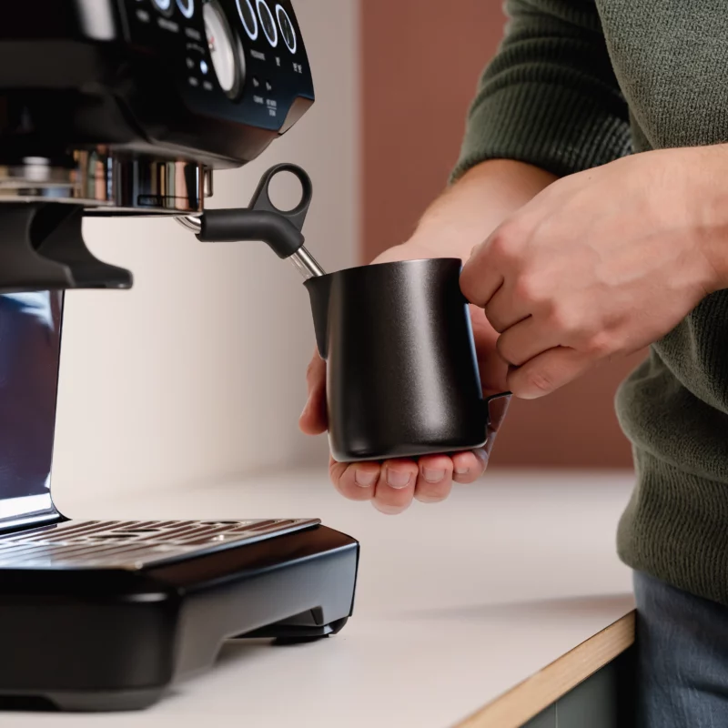 Latte art gift set for home baristas from Barista Essentials. The set contains freshly roasted coffee beans, a cappuccino cup and a milk jug