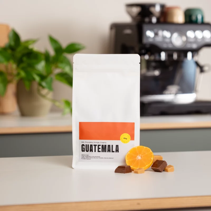 Latte art gift set for home baristas from Barista Essentials. The set contains freshly roasted coffee beans, a cappuccino cup and a milk jug