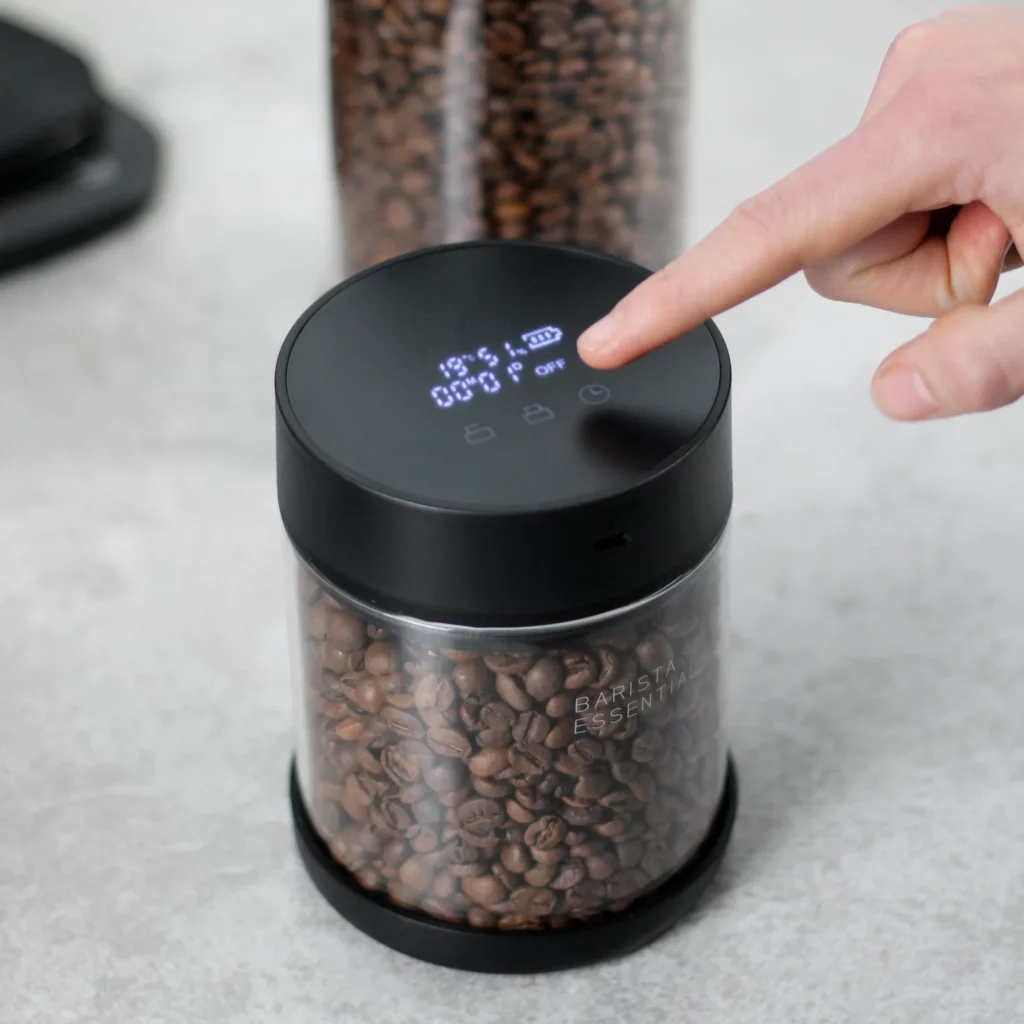 Barista gebruikt elektronische deksel van vacuum koffiebus gram koffiebonen bewaren webp