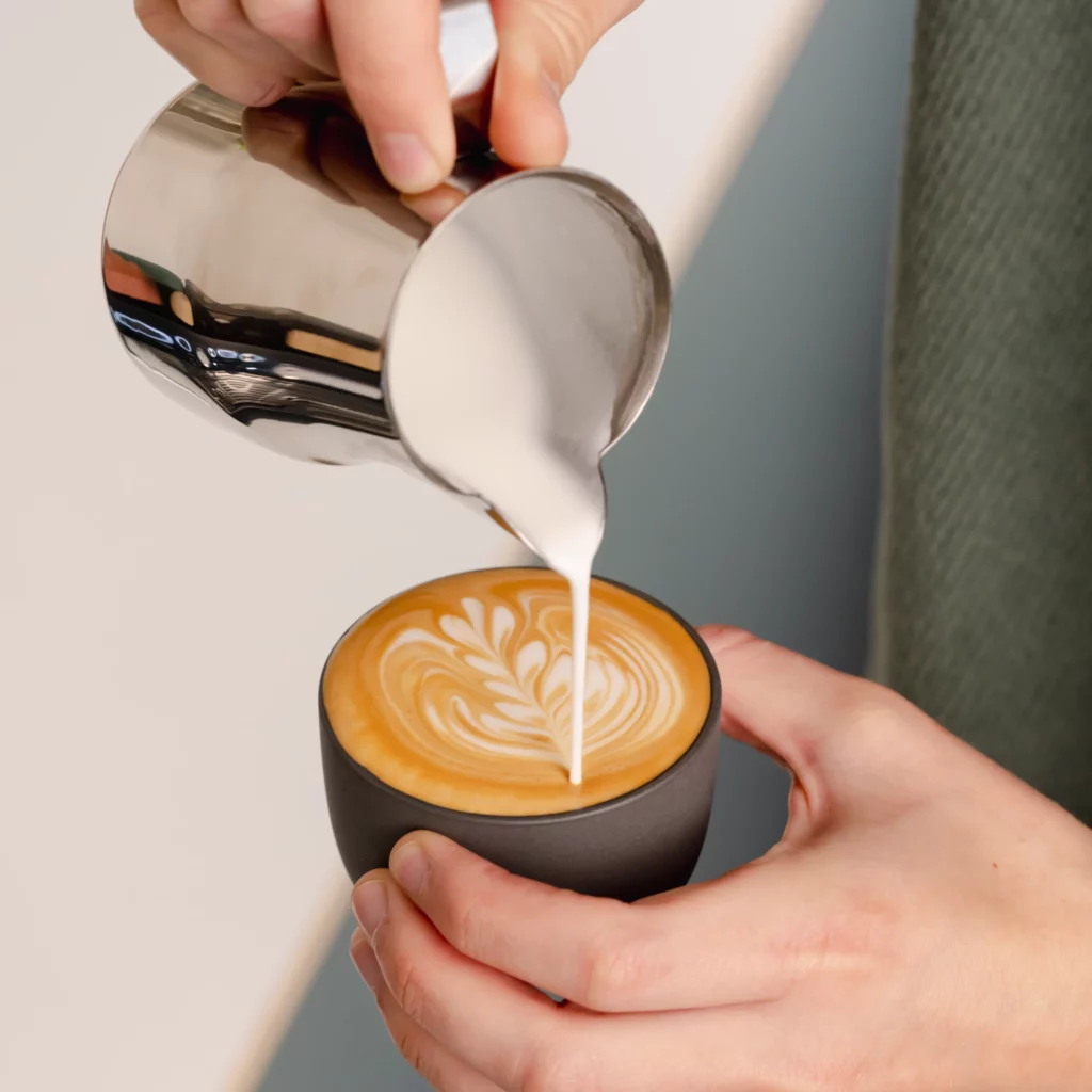 Melkkannetje set latte art Italian rvs scaled webp