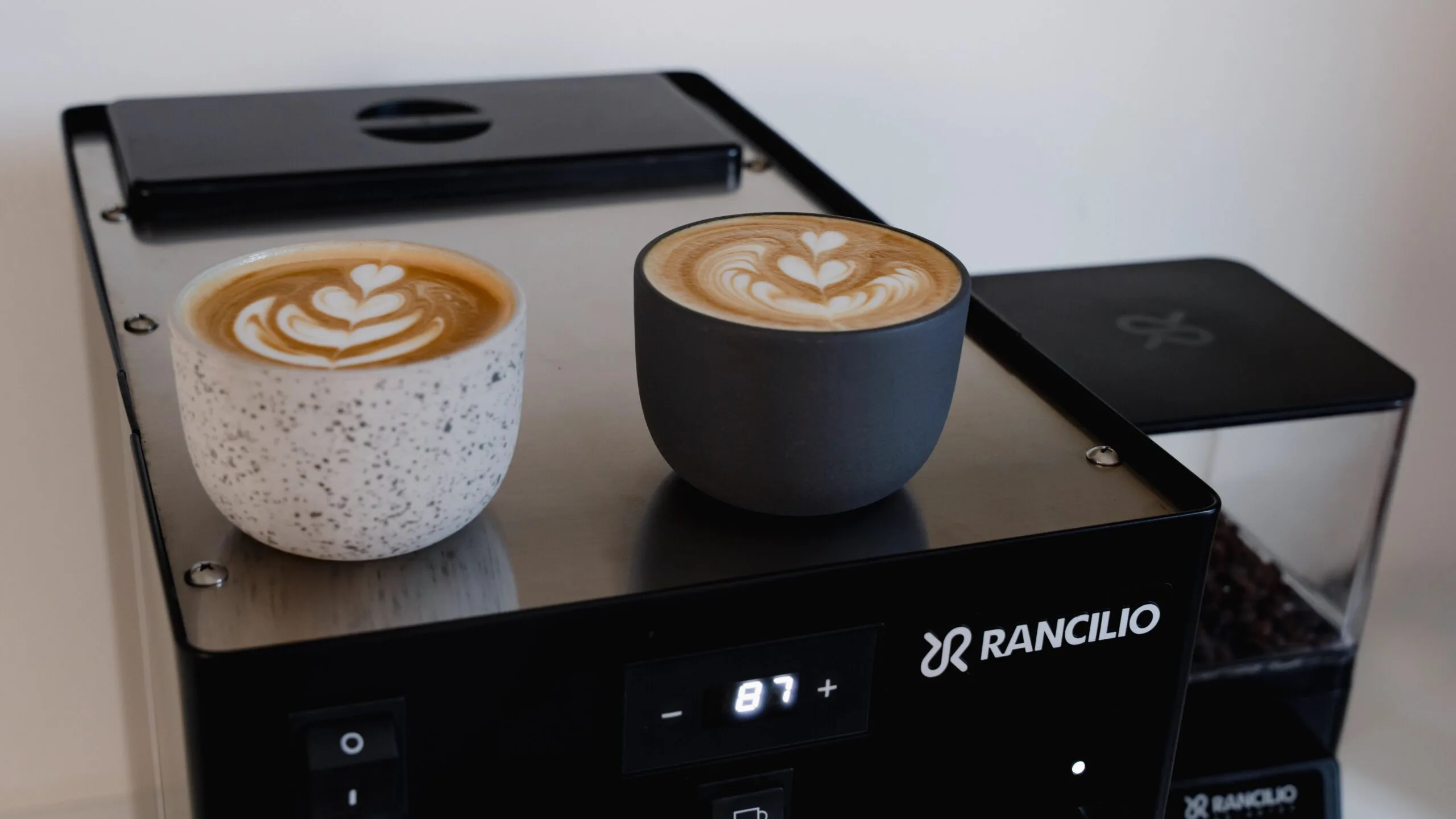 how-to-do-latte-art-guide-tips-milk-pitchers