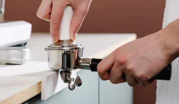 Coffee tamper: Everything you need to know and tips for even better tamping